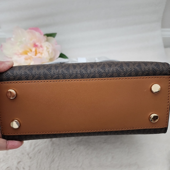 ❤️NEW MICHAEL MICHAEL KORSCarmen Small Logo and Leather Belted Satchel - Picture 5 of 13